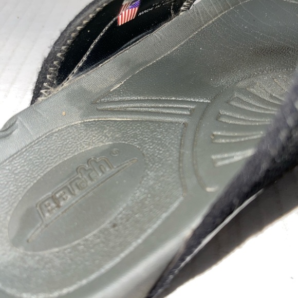 Earth Women's Sandals Size 9B Black Leather Upper Thong Arch Support Slip On - Picture 11 of 12